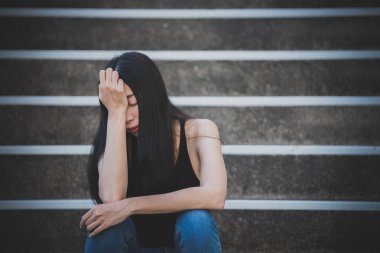 Güzel Taylandlı kadın karşılıksız aşktan çok üzgün, yeniden düşün, düşün, eski tarz, karanlık ton, kırık kalp, Asyalı kız