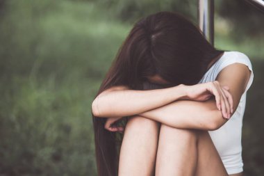 Güzel Taylandlı kadın karşılıksız aşktan çok üzgün aşkı, klasik tarzı, karanlık tonu, kırık kalbi, Asyalı kızı tekrar düşünüyor ve düşünüyor.