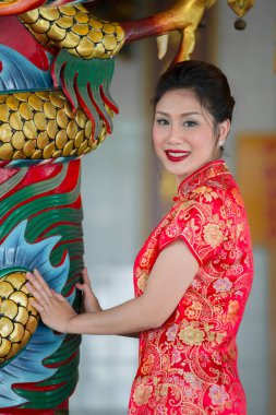 Cheongsam elbiseli güzel Asyalı kadın portresi, Tayland halkı, mutlu Çin yeni yılı konsepti.