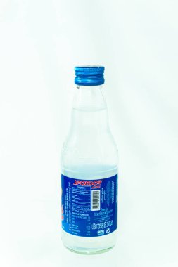 Beyaz arka plan üzerinde içki şişesiyle