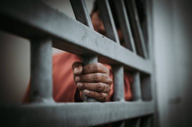 Demir hapishaneyi, esir konseptini, Tayland halkını, özgür olmayı umut eden suçluları yakalamak için çırpınan adamların elleri..