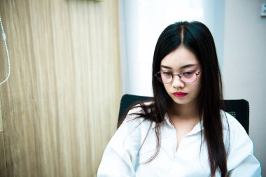 İş yerindeki Asyalı iş kadını stresi