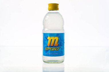 Beyaz arka planda su damlaları olan şişe