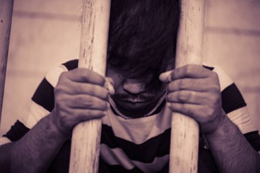 Demir hapishaneyi, mahkûm konseptini, Tayland halkını, özgür olmayı umut eden, suç işleyen insanların elleri daha ağır cezalandırılmalı, suçlu olan bir kişi cezalandırılmalıdır..