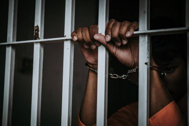 Demir hapishaneyi, esir konseptini, Tayland halkını yakalamak isteyen adamların elleri, özgür olmayı umuyoruz..