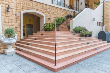 Toskana usulü demir parmaklıklı merdiven.