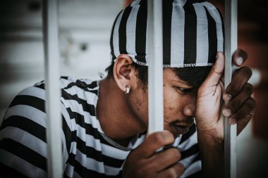 Demir hapishaneyi, esir konseptini, Tayland halkını yakalamak isteyen adamların elleri, özgür olmayı umuyoruz..