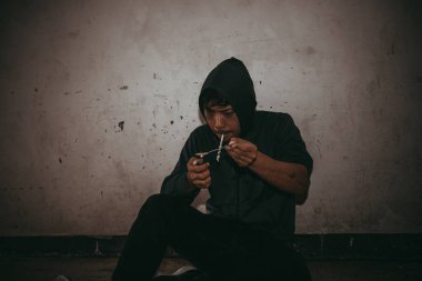 Asyalı erkekler kendi damarlarına eroin enjekte eden uyuşturucu bağımlılarıdır. Flakka ya da zombi ilacı tehlikeli, Tayland uyuşturucu konseptine hayır