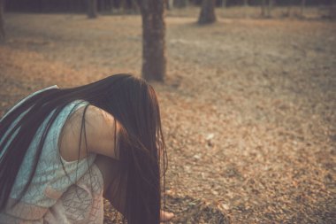 Güzel Taylandlı kadın karşılıksız aşktan çok üzgün, yeniden düşün, düşün, eski tarz, karanlık ton, kırık kalp, Asyalı kız