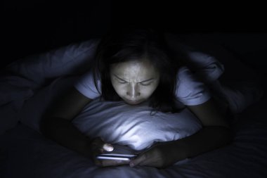 Asyalı kadın gece yatakta akıllı telefon çalar, Taylandlılar...