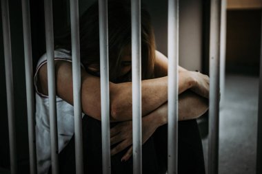 Demir hapishaneyi yakalamak için çırpınan kadın portresi, mahkum konsepti