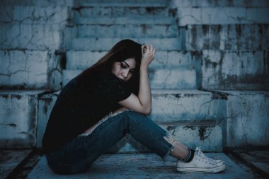 Asyalı kadın aşktan üzgün, erkek arkadaş stresi, kalp kırıklığı kadın konsepti yüzünden endişeli.