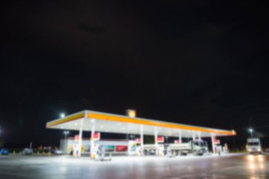 Geceleri benzin istasyonunun bulanıklığı