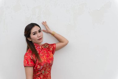 Beyaz duvarda Cheongsam 'lı Asyalı kadın, Mutlu Çin Yeni Yıl Konsepti