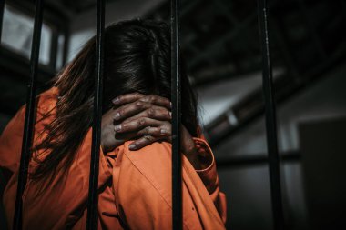 Demir hapishaneyi, esir konseptini, Tayland halkını yakalamak isteyen adamların elleri, özgür olmayı umuyoruz..