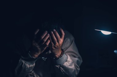 Şüpheli soruşturmada tutuklandı. Gerçeği öğrenmek için sorgulandı. Hırsız polis tarafından yakalandı.