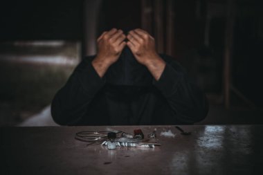 Asyalı erkekler kendi damarlarına eroin enjekte eden uyuşturucu bağımlılarıdır. Flakka ya da zombi ilacı tehlikeli, Tayland uyuşturucu konseptine hayır