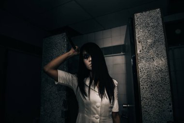 Asyalı kadın portresi kanla, korku sahnesiyle, korkunç geçmişiyle, Cadılar Bayramı posteriyle, Taylandlı insanlarla dolu.