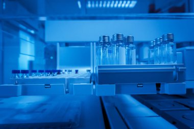 Laboratuvar masasında bilimsel deneyler için ekipman..