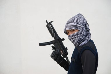 Beyaz arka planda silahlı teröristler, Tayland halkı, kötü adam, o iyi bir adam değil.