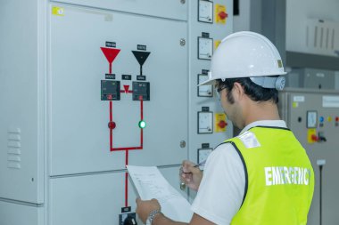 Asyalı elektrik mühendisi yakışıklı adam orta gerilimli şalter, körfez kontrol ünitesi, Taylandlı insanları kontrol et.