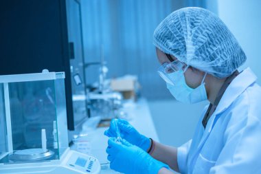 Bilim adamı, deneyden önce plastik tüplere kimyasal madde enjekte etti.