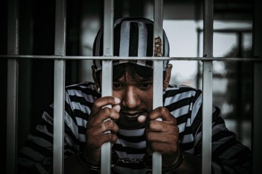 Demir hapishaneyi, esir konseptini, Tayland halkını yakalamak isteyen Asyalı erkeklerin portresi özgür olmayı umuyor..