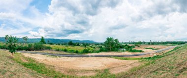 Manzaralı dağ manzarası ve en bulutlu, yağmur yağıyor.