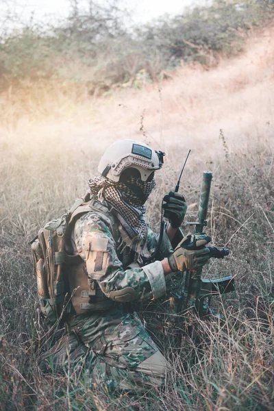 Soldaat Met Geweer Het Bos Hij Gebruikt Walkietalkie Versterking Vragen — Stockfoto