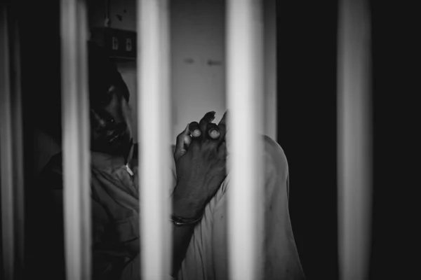 Azjaci Desperacko Chcą Złapać Żelazne Więzienie Koncepcję Więźnia Ludzi Tajlandii — Zdjęcie stockowe