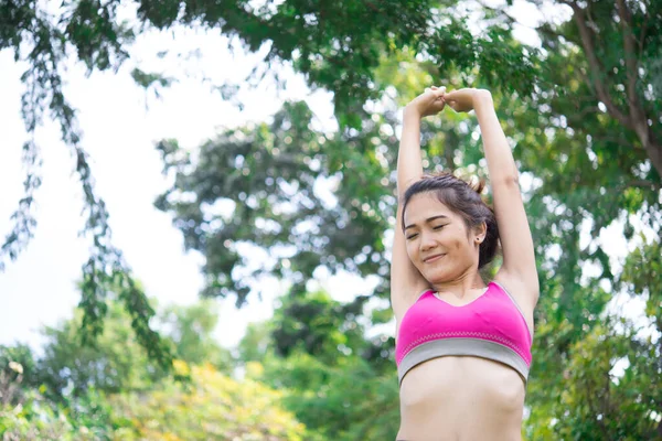 Asiático Desportivo Mulher Esticando Braços Respirando Fresco Parque Tailândia Pessoas — Fotografia de Stock