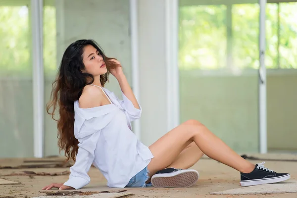 Retrato Sensual Ásia Mulher Vestindo Branco Camisa Posando Idade Edifício — Fotografia de Stock