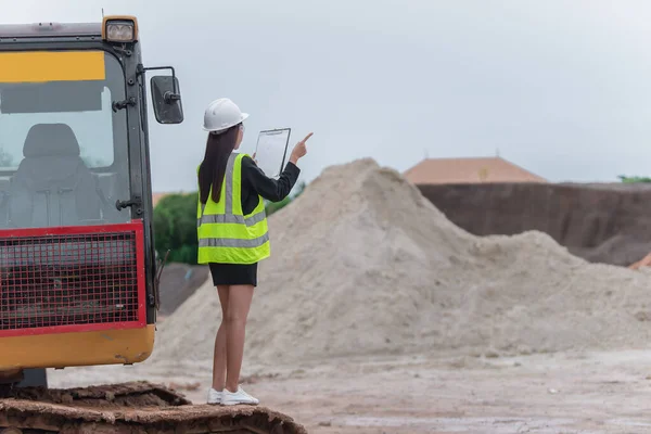 Asiatischer Ingenieur Der Auf Der Baustelle Eines Großen Bauprojekts Arbeitet — Stockfoto