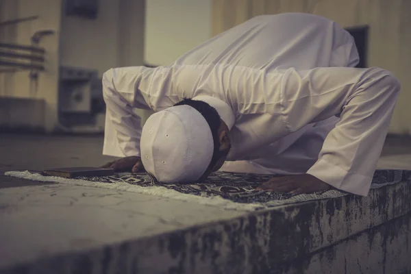 Young Asian Muslim Man Praying Sunset Ramadan Festival Concept — ストック写真