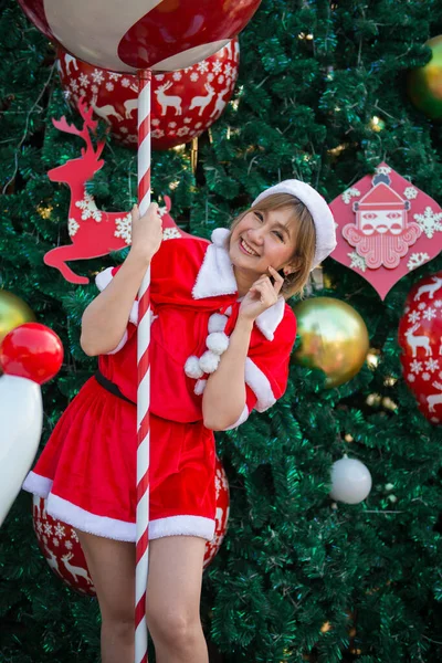 Belle Jeune Femme Asiatique Dans Les Vêtements Père Noël Plein — Photo