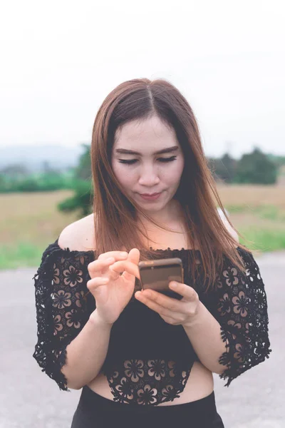 Een Mooie Aziatische Vrouw Spelen Smartphone — Stockfoto