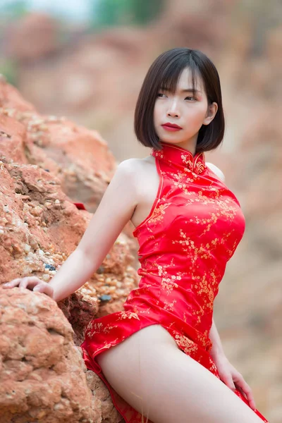 Retrato Bela Mulher Sexy Asiática Vestido Cheongsam Tailândia Pessoas Conceito — Fotografia de Stock