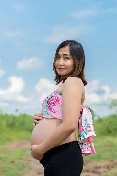 Närbild Lycklig Gravid Kvinna Fält — Stockfoto