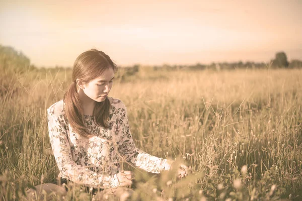 Schöne Asiatische Frau Halten Grasblume Auf Den Feldern Mit Hellem — Stockfoto