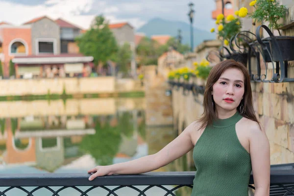 Porträtt Asiatisk Hipster Flicka Sitter Toscana Stad Bakgrund — Stockfoto