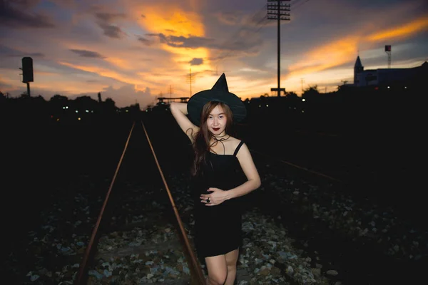 Asiática Hermosa Mujer Usar Vestido Negro Con Sombrero Bruja Concepto — Foto de Stock