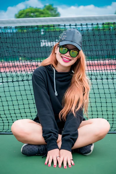 Cool Hipsters Fille Capuche Noire Avec Chapeau Noir Lunettes Soleil — Photo