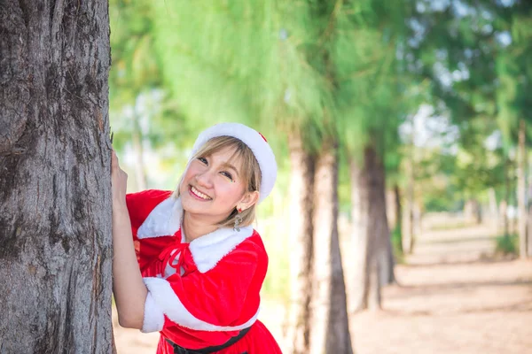Piękna Młoda Azjatycka Kobieta Santa Claus Ubrania Zewnątrz — Zdjęcie stockowe