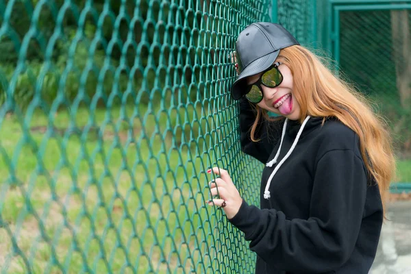 Cool Hipsters Girl Black Hood Black Hat Black Sunglasses — Stock Photo, Image