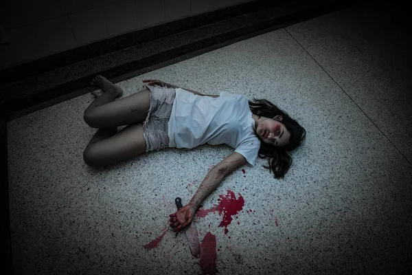 美丽的亚洲女人手里拿着刀 谋杀的概念 身上沾满鲜血 — 图库照片