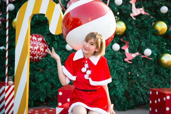 Bonita Jovem Mulher Asiática Santa Claus Roupas Livre — Fotografia de Stock