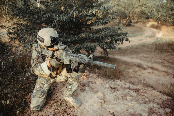 Soldaten Richtten Een Pistool Vijand Selectieve Focus — Stockfoto