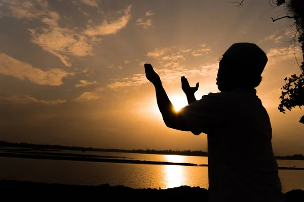 Silhouette Junger Asiatischer Muslimischer Mann Betet Sonnenuntergang Mit Flair Licht — Stockfoto