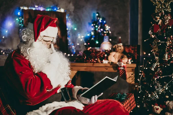 Santa Claus Leyó Libro Por Noche Casa Luz Del Libro —  Fotos de Stock