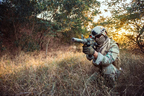 Camuflaje Militar Para Encontrar Oportunidades Para Disparar Los Enemigos Hierba —  Fotos de Stock